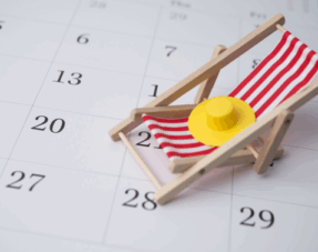 Image of a sunbed and sun hat on a calendar, representing employees taking holidays.